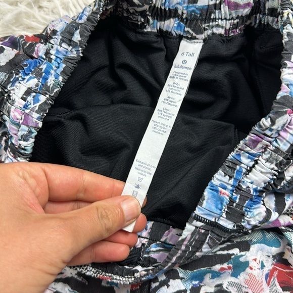 Lululemon Hotty Hot Short II (Long 4") Culture Clash Multi Black / Black - Picture 3 of 7